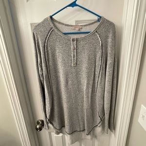 Gilli Medium Womens Pull over faux 4 button High Low Top. Gray and white